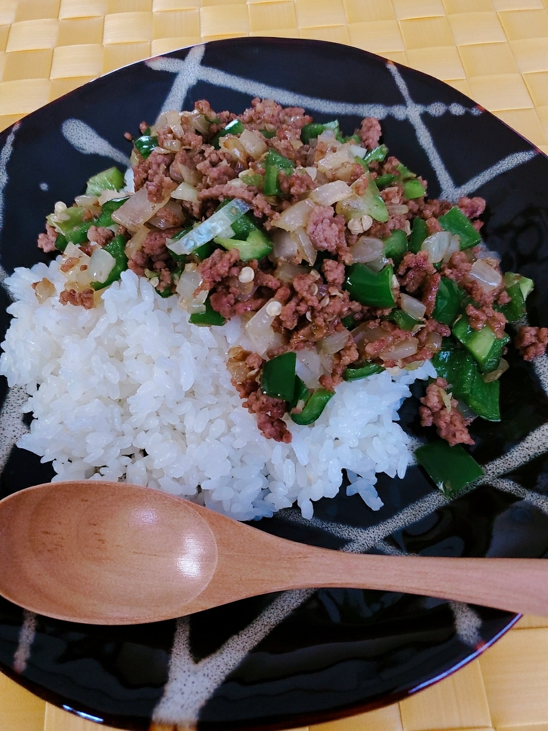 まるごとピーマンの肉そぼろオイスタ丼