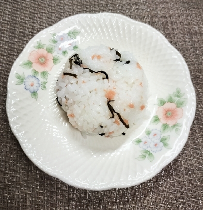 おにぎり ( 鮭フレーク 塩昆布 白だし )