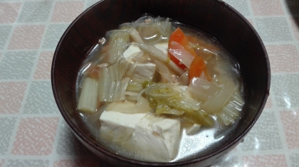 白菜が美味しく食べれました！家に余ってた人参、きのこを追加し、絹豆腐がなかったので木綿豆腐を使いました！