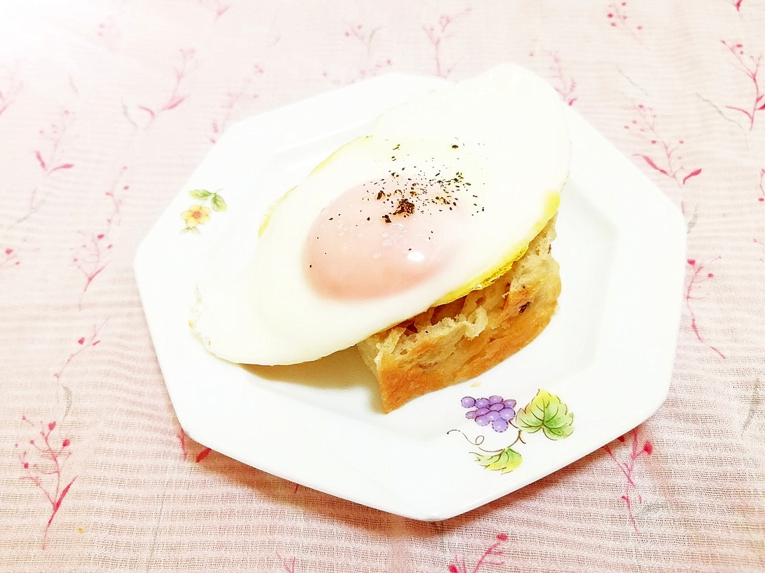 オリーブ風味♪目玉焼きのっけパン