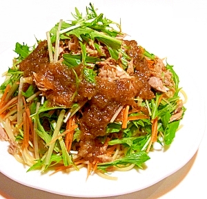 白い皿に盛りつけられた玉ねぎドレッシングのスパゲッティサラダ