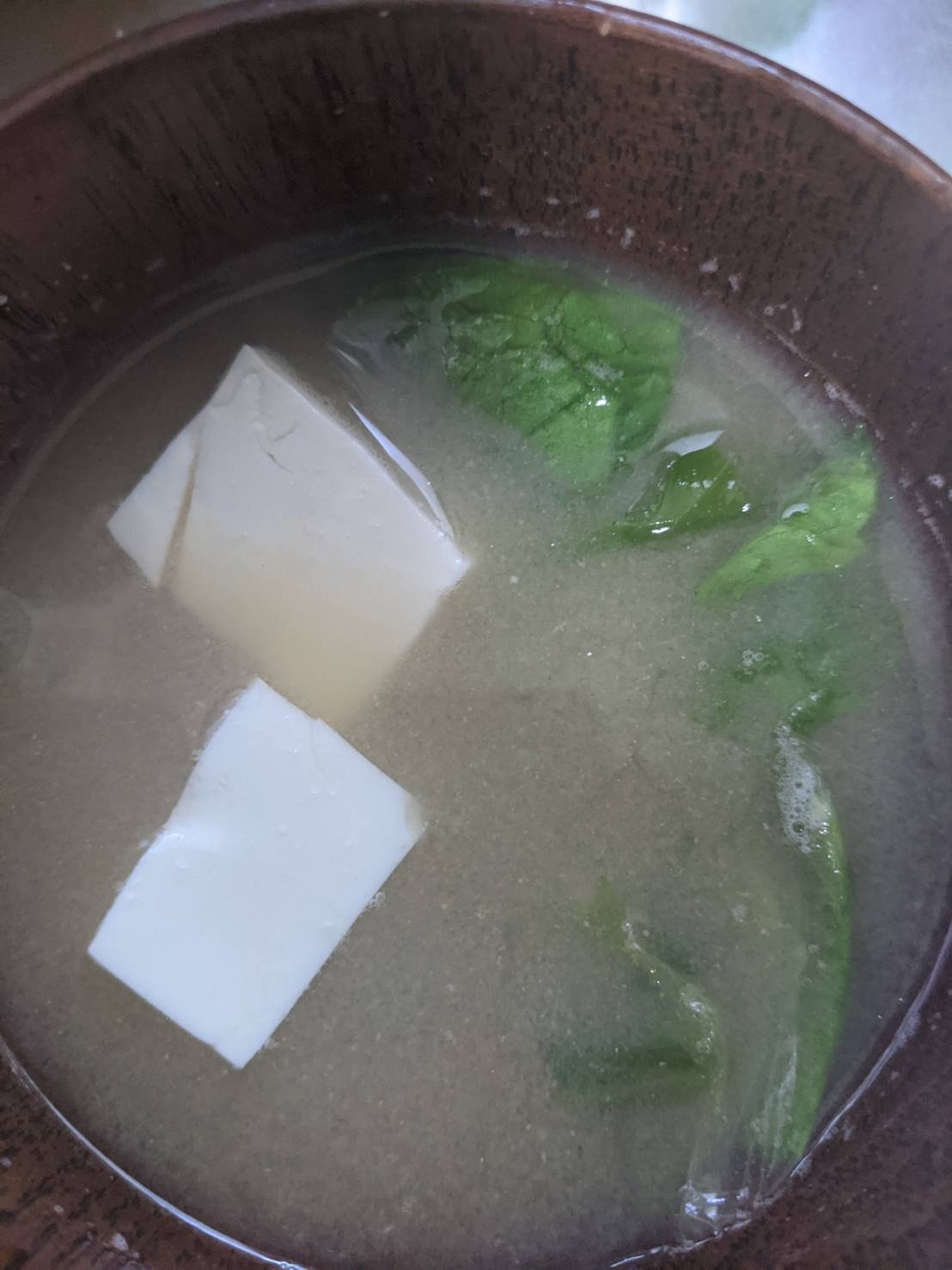 お椀に入っているサニーレタスと豆腐のみそ汁