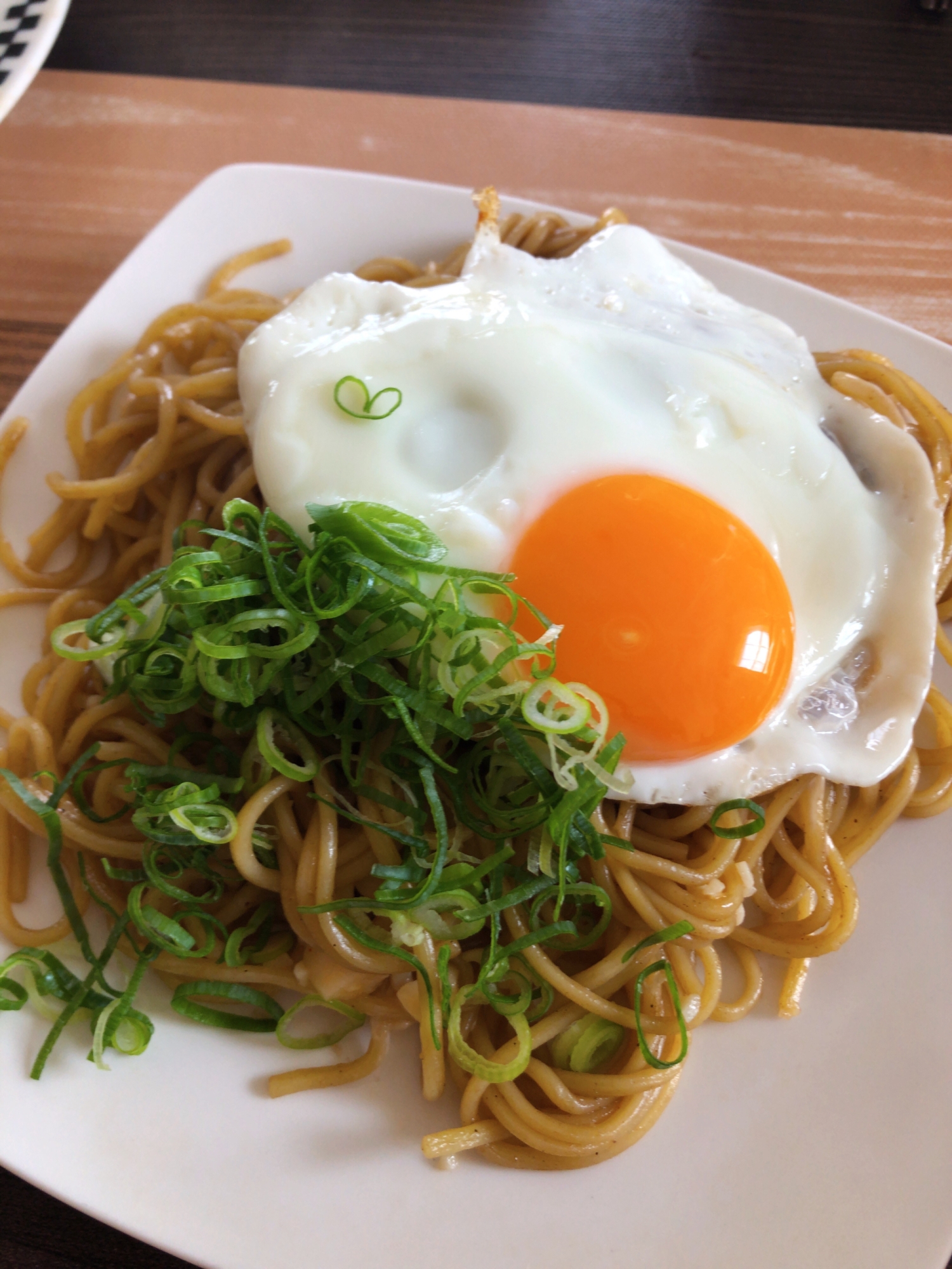 目玉焼きネギのせ焼きそば