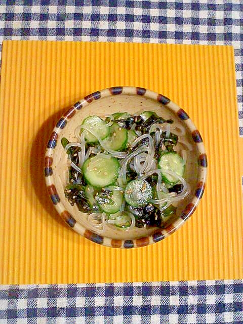 茶色いお皿に盛り付けられたマロニーときゅうり、わかめの酢の物