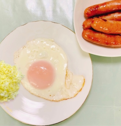 ベーコン目玉焼きとキャベツサラダ