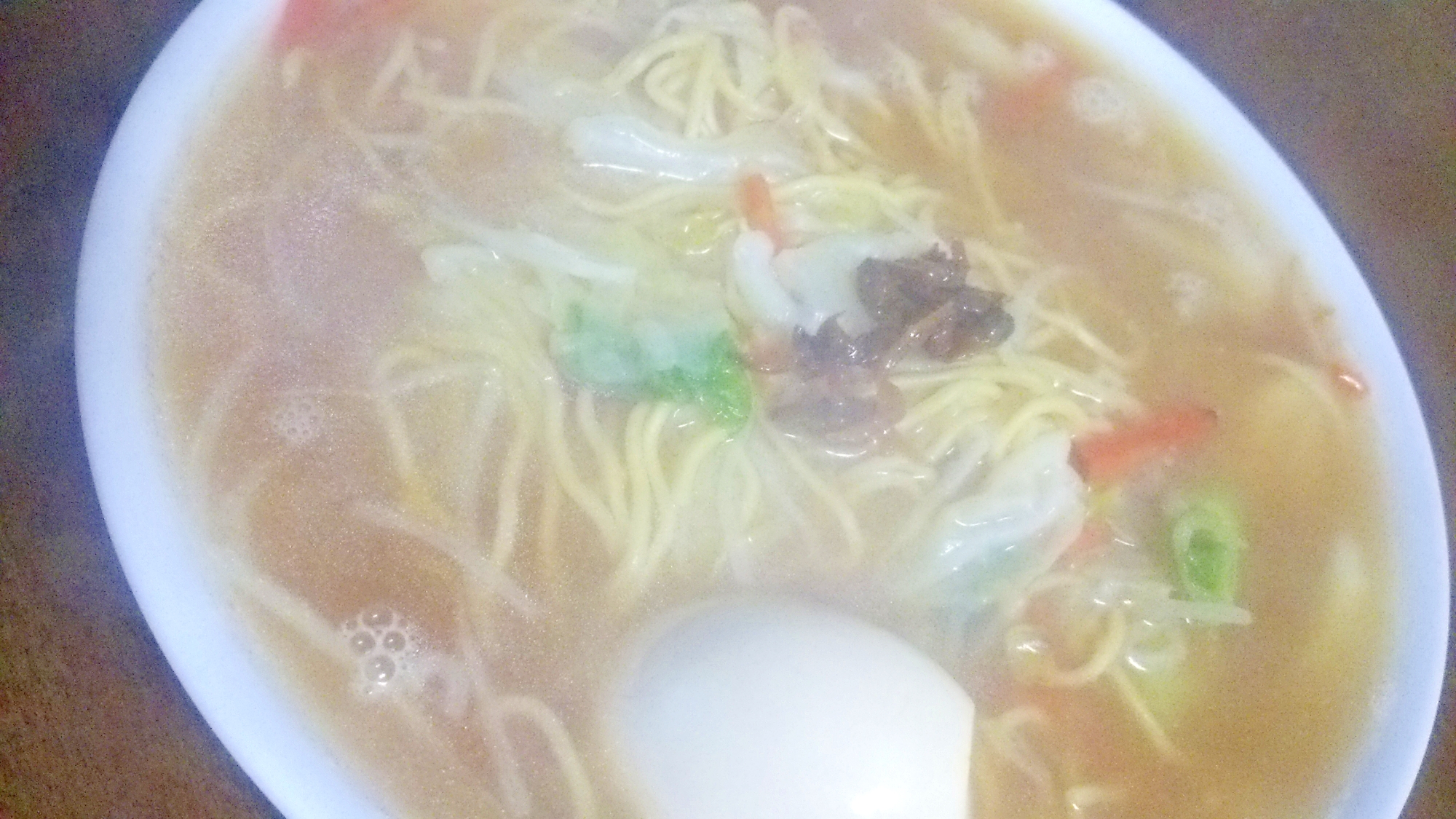 煮込みラーメン醤油味、たっぷり野菜とあさりをのせて