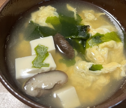椎茸と卵とわかめの中華スープ