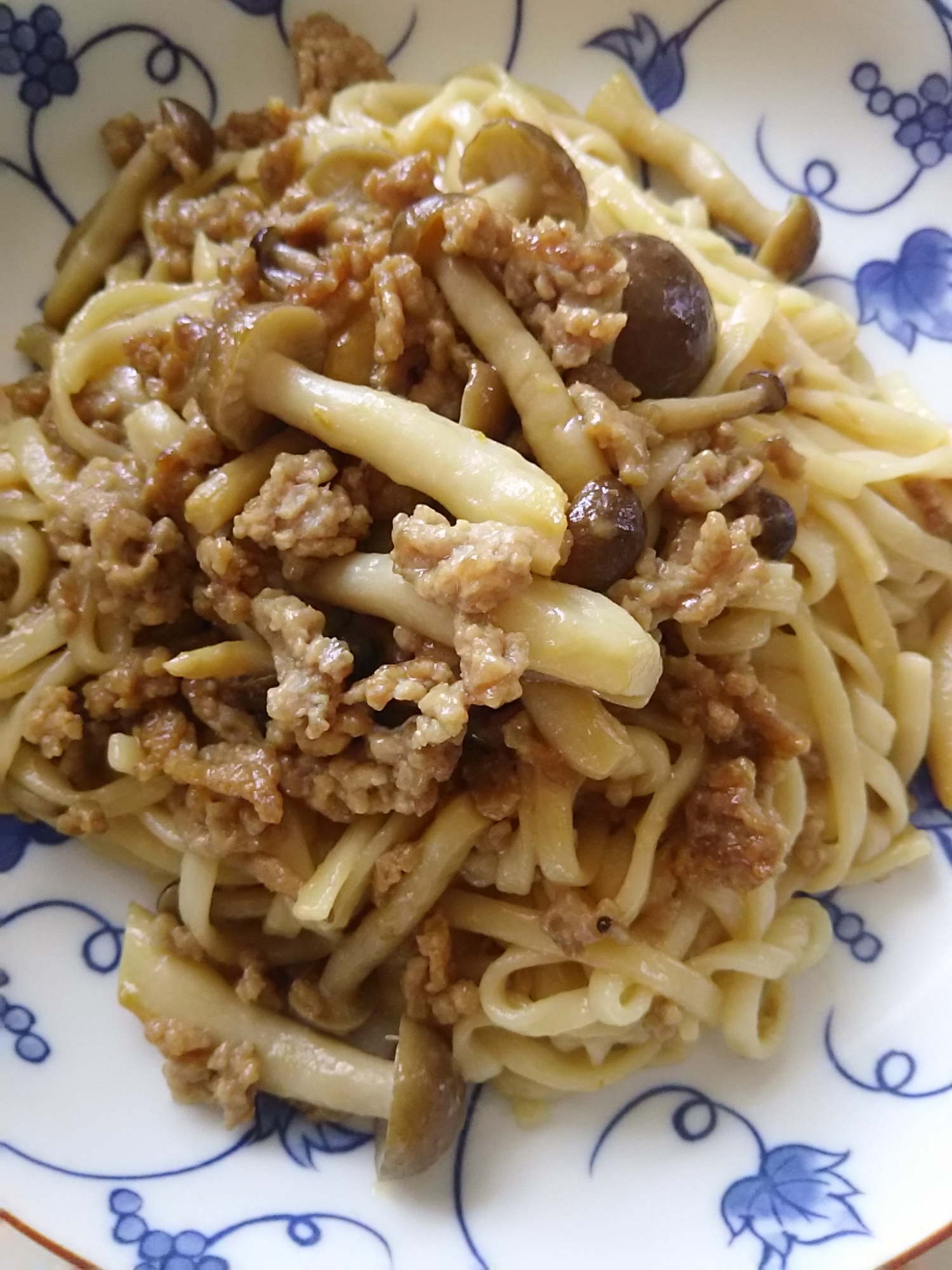 豚ひき肉とシメジの焼うどん(^^)