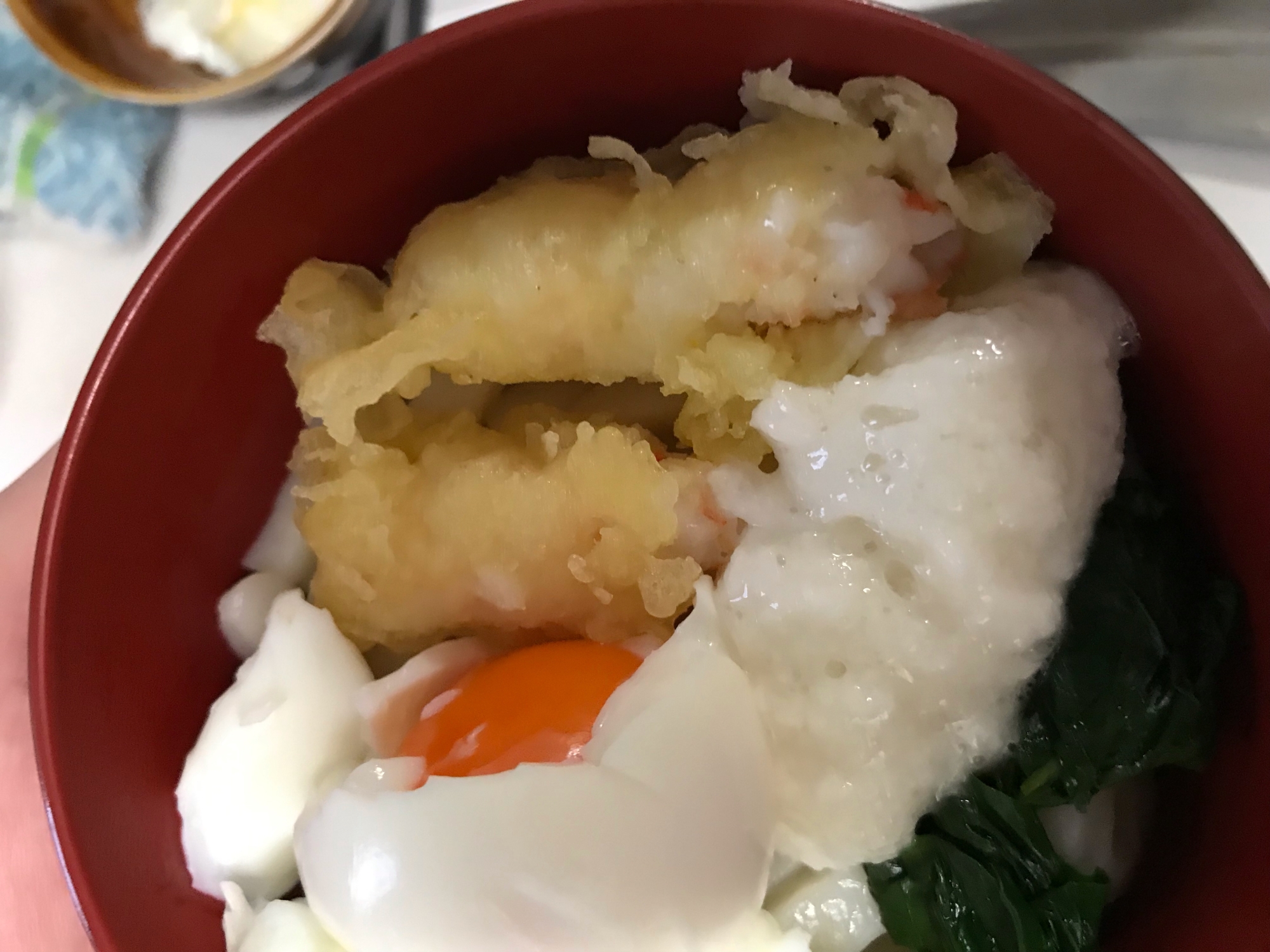 温泉卵とエビ天とほうれん草のせとろろうどん