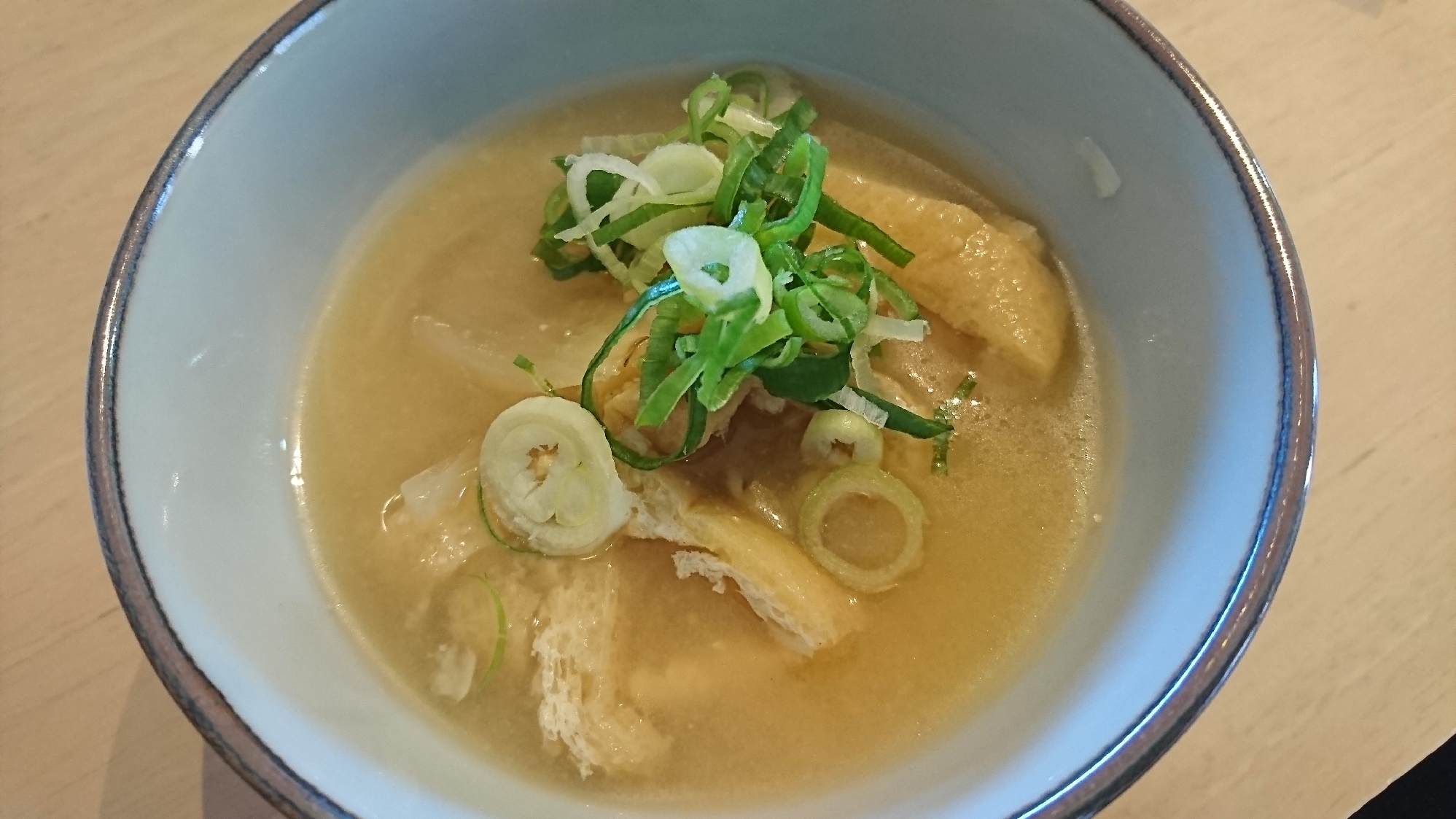 塩麹でまろやかに！油揚げのお味噌汁