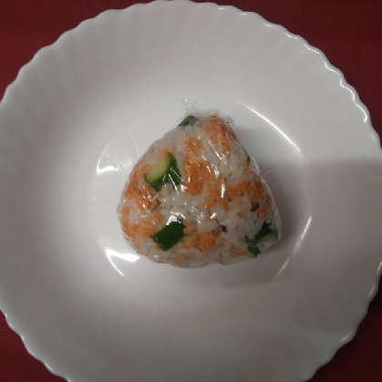 きゅうり鮭フレーク白ごまおにぎり