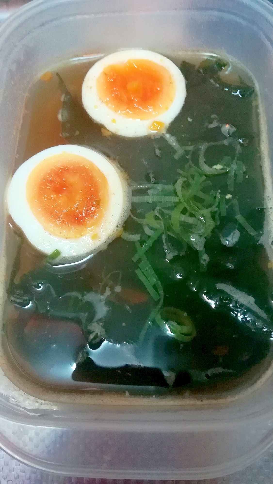 ゆで卵とわかめの和風スープ