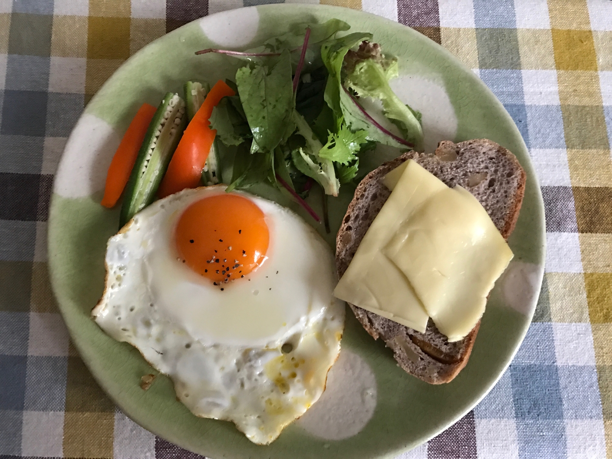 胡桃パンのチーズトーストと目玉焼きの朝ごはん