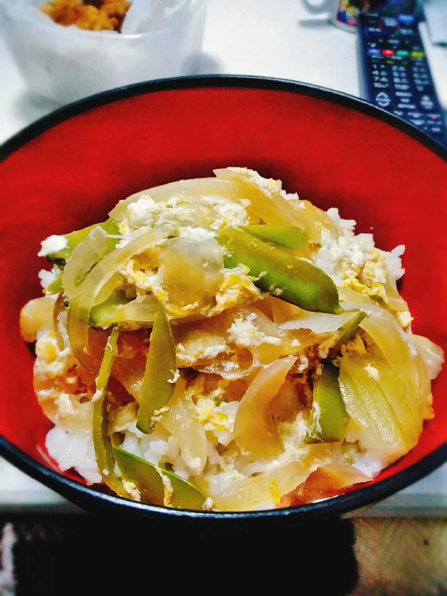 絹さやと玉ねぎの玉子丼