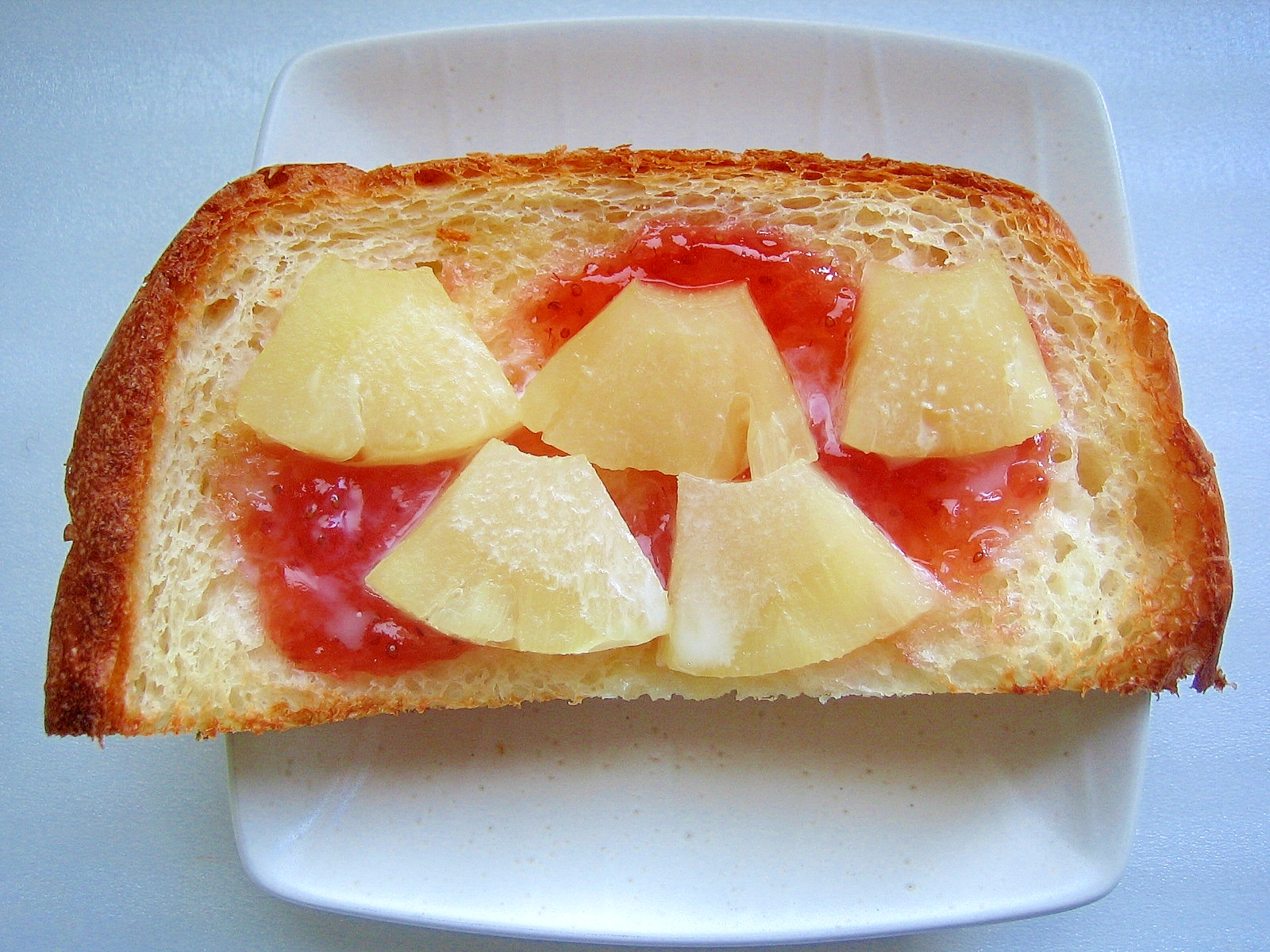 いちごジャム＆パイナップルの練乳かけトースト
