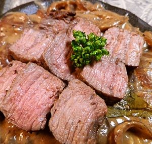 かたまり肉の赤ワイン蒸し