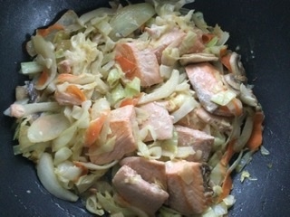 小松菜の代わりにキャベツをたっぷり。鮭も野菜もとっても美味しくいただきました(*´ч`*)