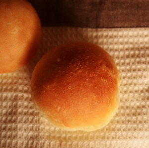 香麦で作る、牛乳仕込みの丸パン