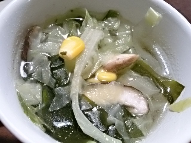 キャベツ、椎茸、ワカメ、コーンのスープ