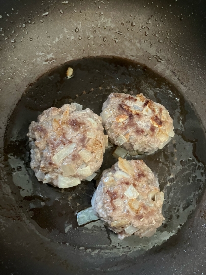 ほんのりカレー味！牛豚鶏の肉三昧ハンバーグ