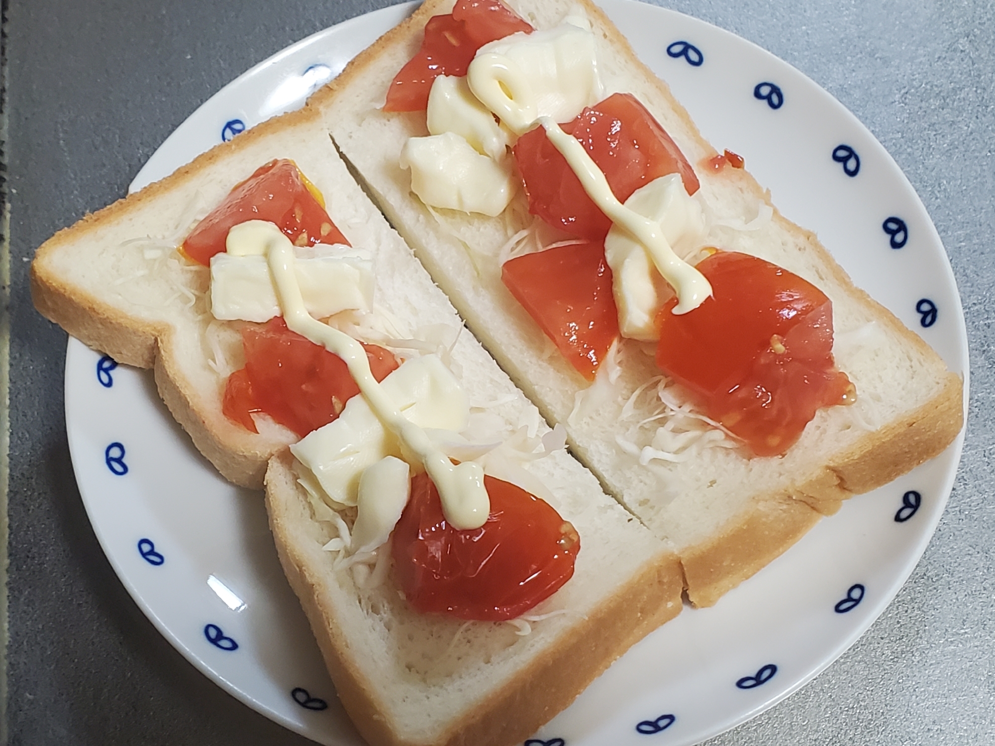 トマトとクリームチーズのマヨネーズトースト