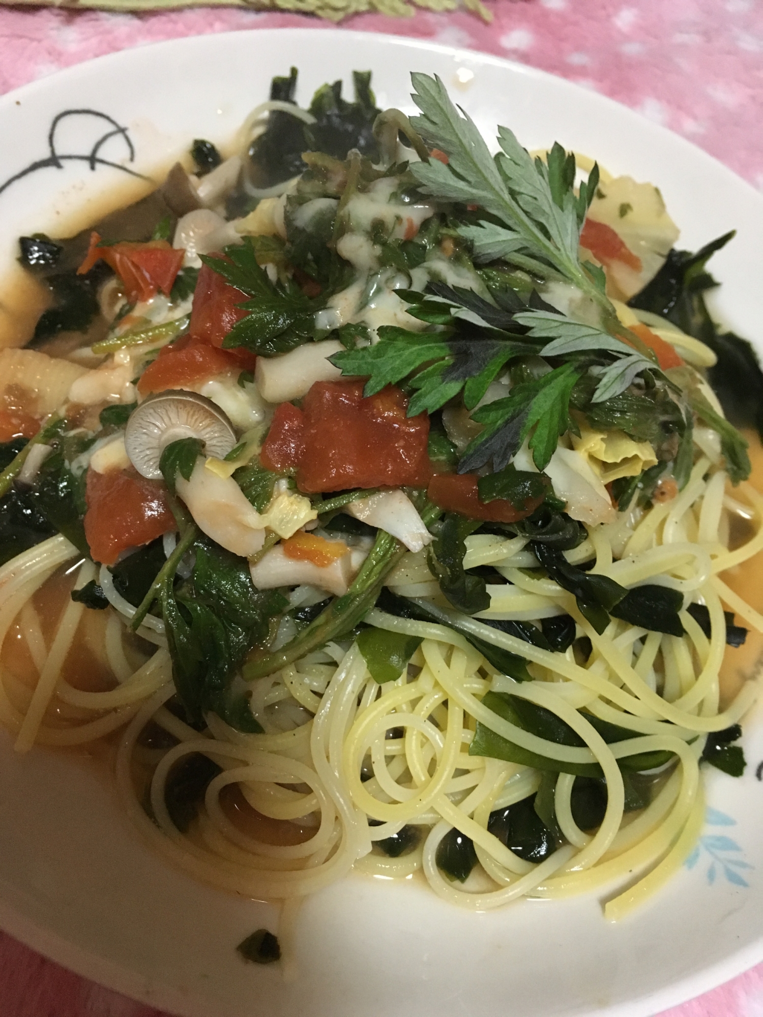 よもぎとわかめのトマトベースのパスタ