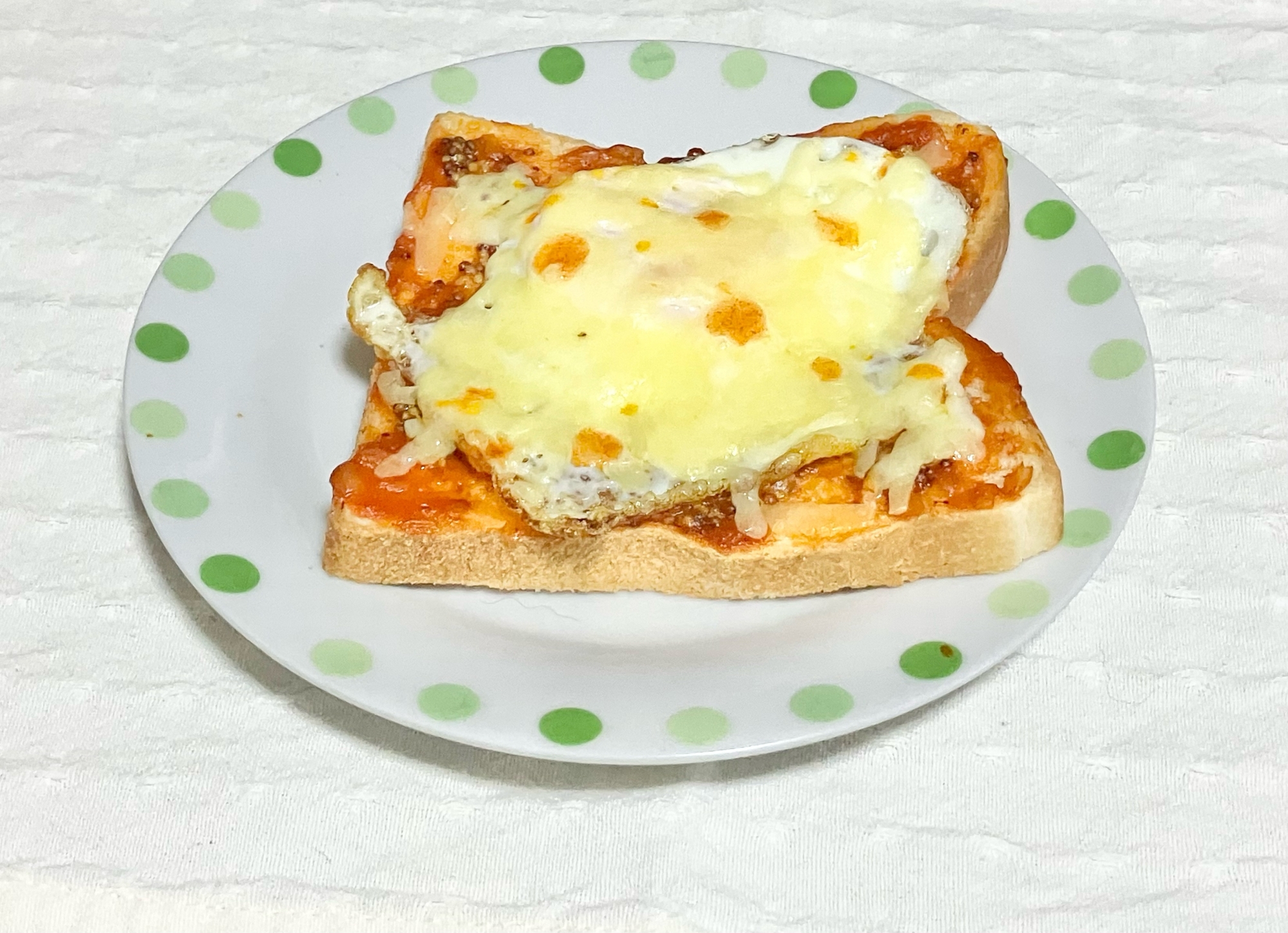 簡単☆目玉焼きとチーズのせピザトースト