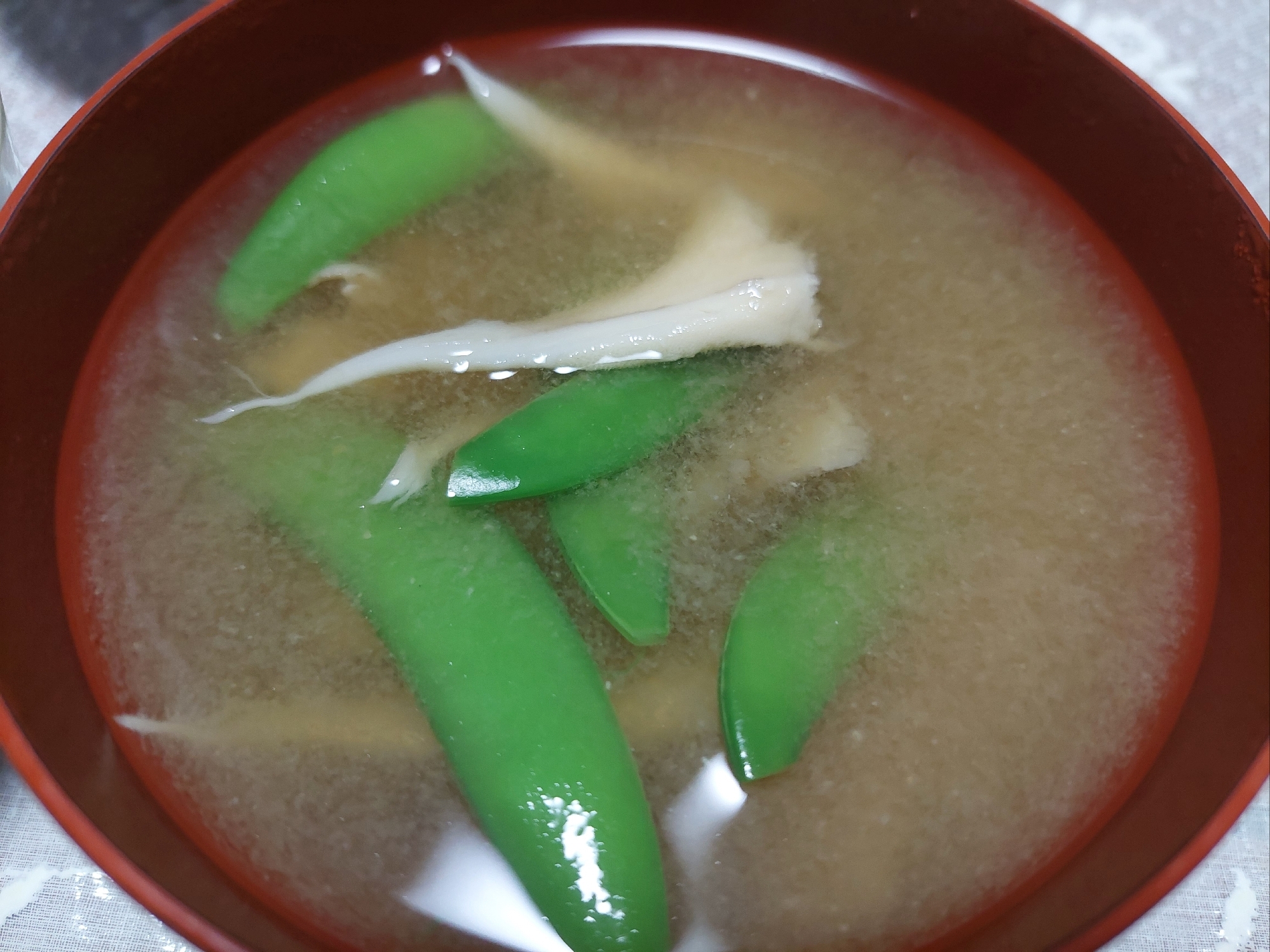 スナップえんどうと舞茸の味噌汁