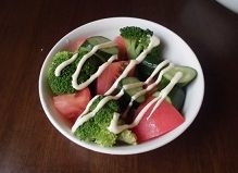 焼肉のたれは万能に使えて便利ですね。野菜がおいしく食べられるサラダでした。