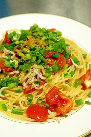 やみつき！しらすとトマトのパスタ　カラスミ風味
