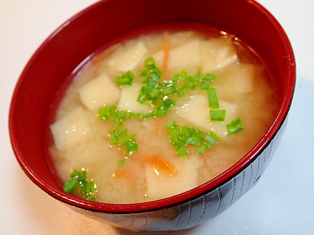 あごだし味噌で　里芋と人参とあげのお味噌汁♬