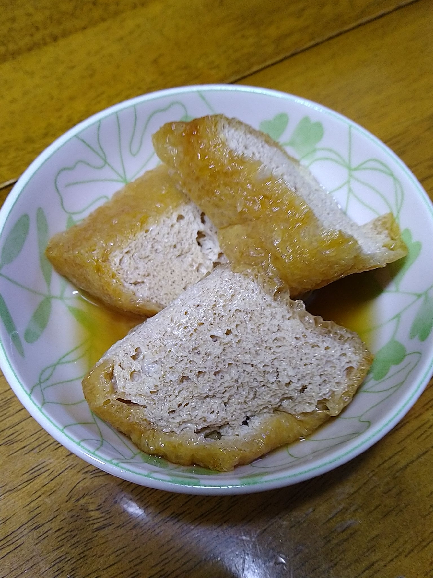 いつもの揚げの煮物にちょっとにんにく風味をつけて。