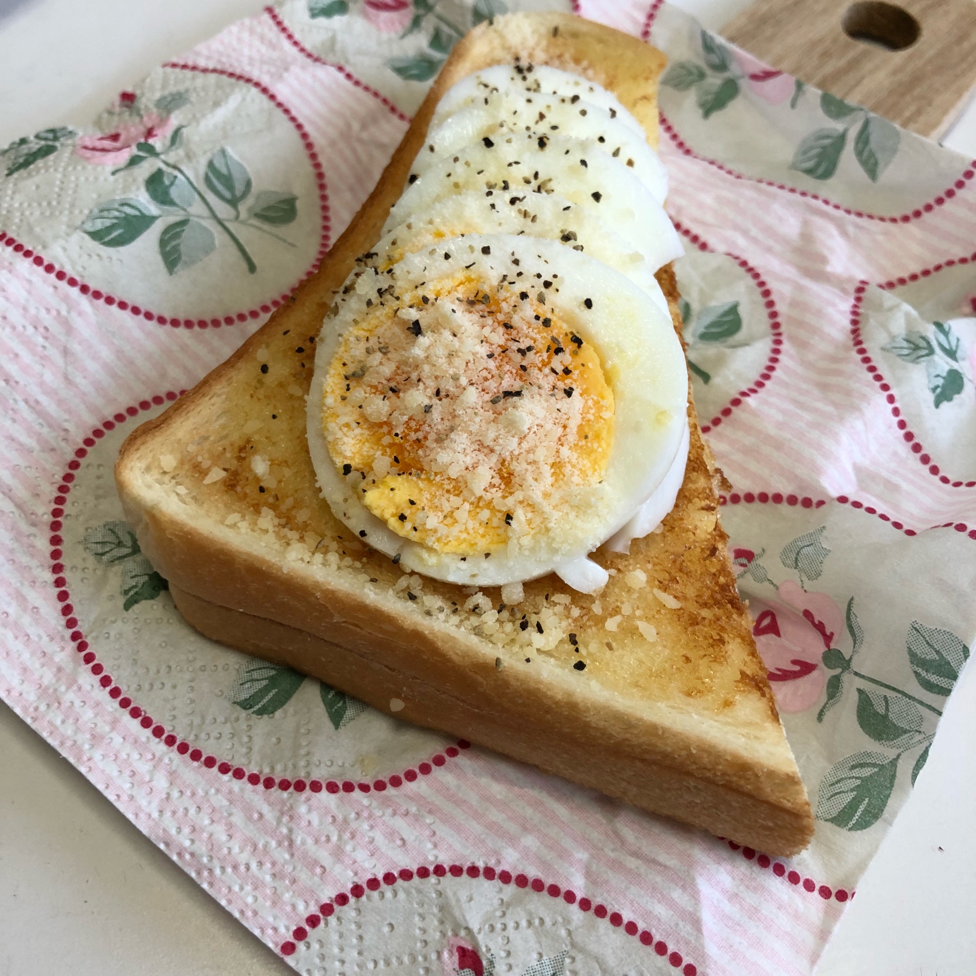 ゆでたまごと粉チーズのオープンサンド♪