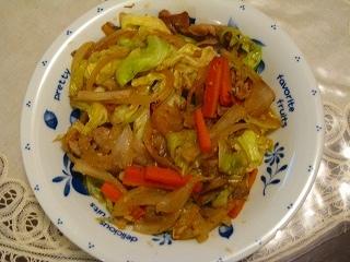 豚肉と野菜類を炒めて、最後に水で溶いた味噌を絡めただけなので、とても美味しく食べる事が出来ました。
手軽に作れそうな料理ですね。