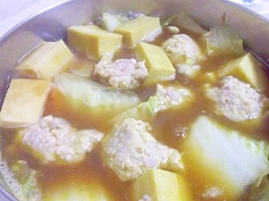 ふわふわ肉団子と白菜と高野豆腐のカレー鍋