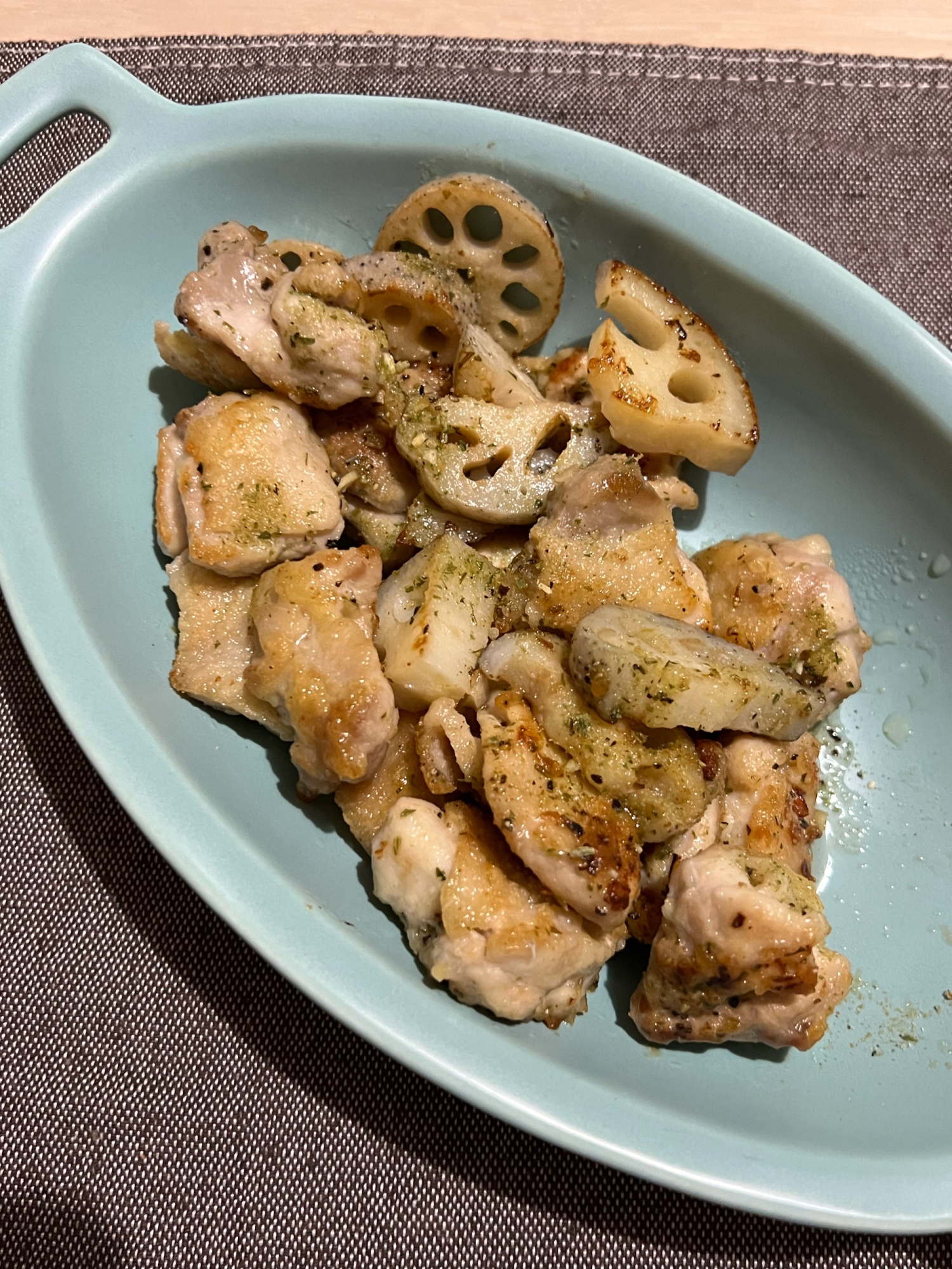 鶏もも肉と蓮根のハーブ炒め