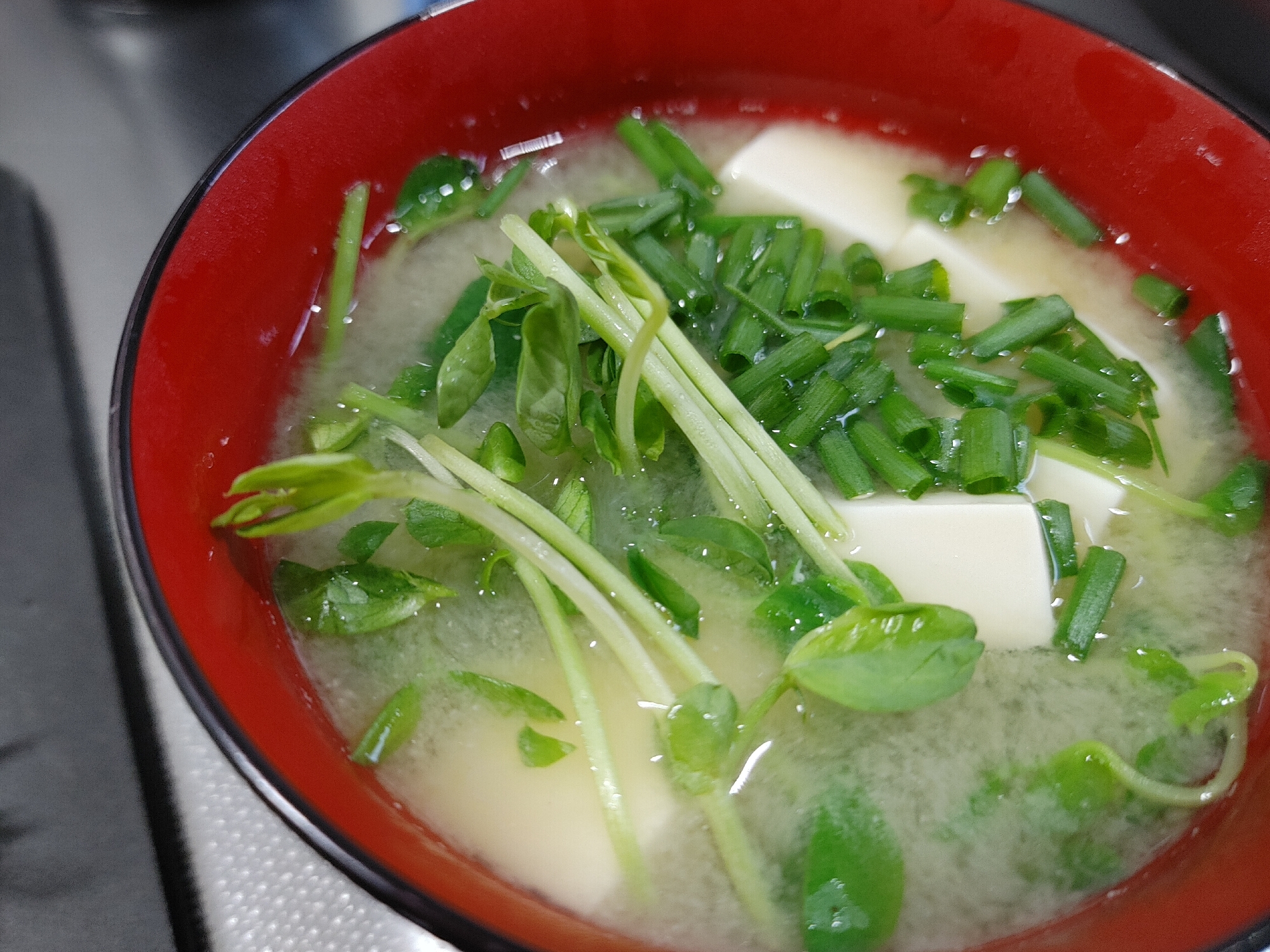 豆腐と豆苗の味噌汁