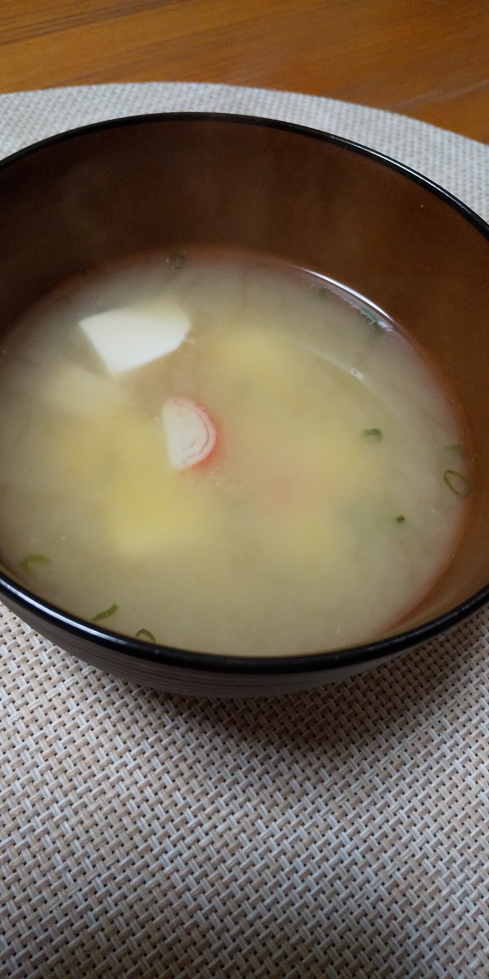 豆腐とカニかまと葱のお味噌汁