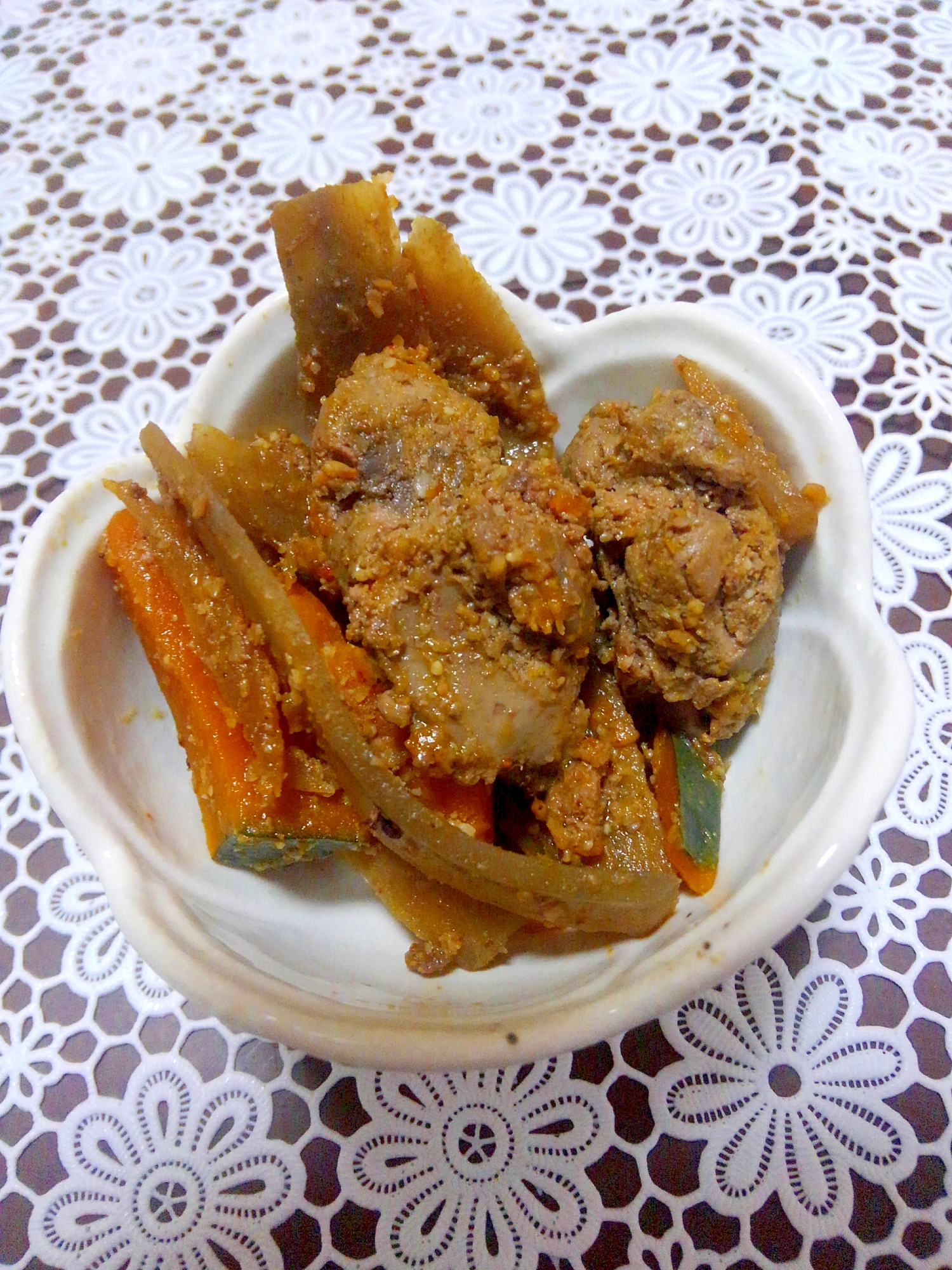 白い皿に盛り付けた甘辛鶏レバーの胡麻よごし