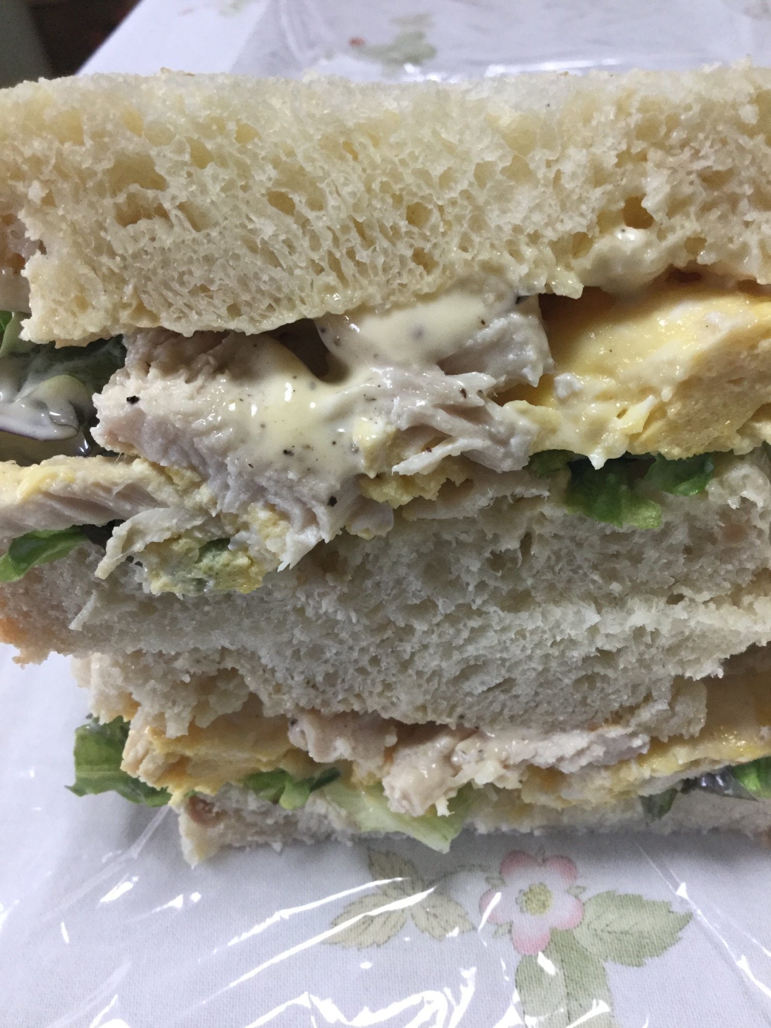 鶏ハムと卵のサンドイッチ