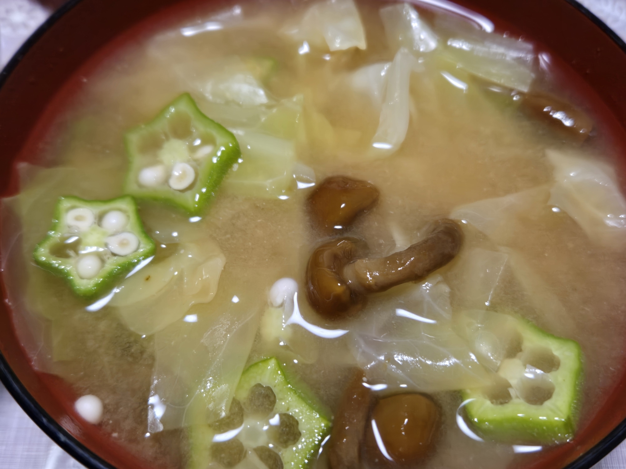 キャベツとなめことオクラのお味噌汁