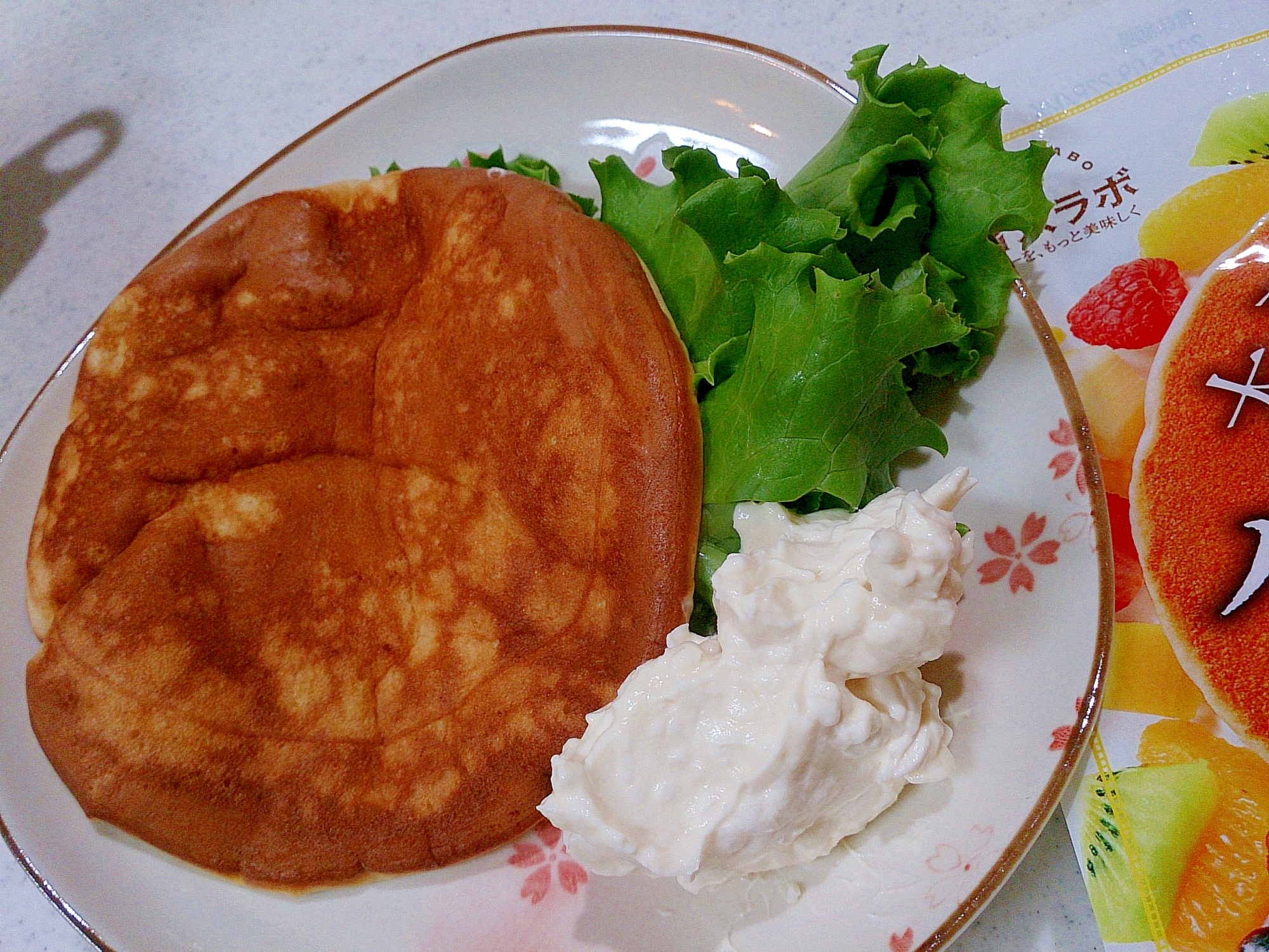 大豆粉いりパンケーキのペッパークリームとレタス添え