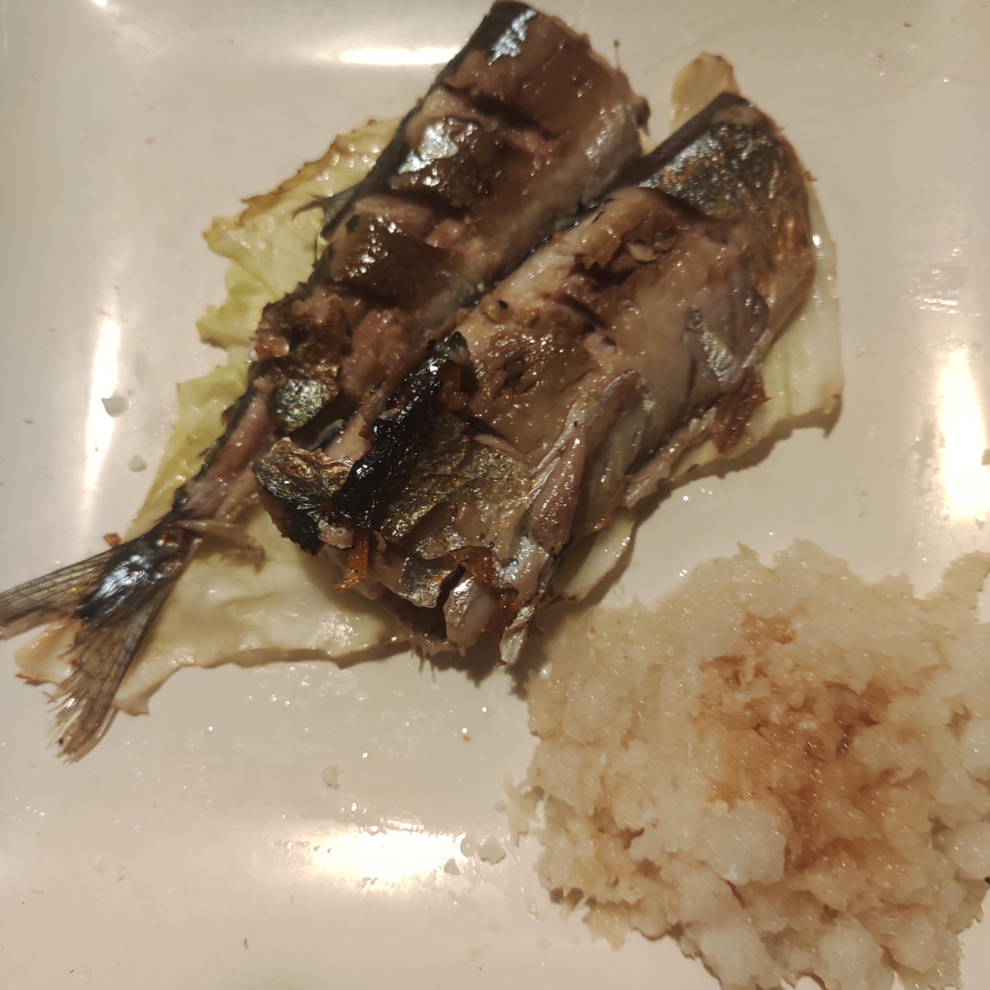 フライパンで、秋刀魚の塩焼きと大根おろし