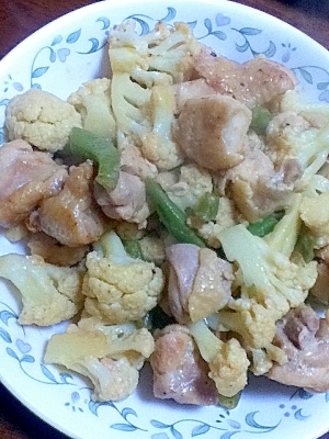 カリフラワーと鶏肉の味噌マヨめんつゆ炒め