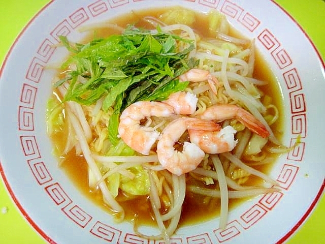 キャベツともやし海老大葉の醬油ラーメン