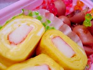 お弁当に♪カニカマ卵焼き。