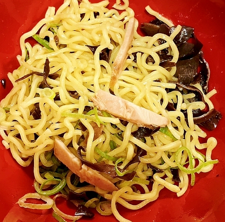 キクラゲとネギとチャーシューとラーメンの中華サラダ