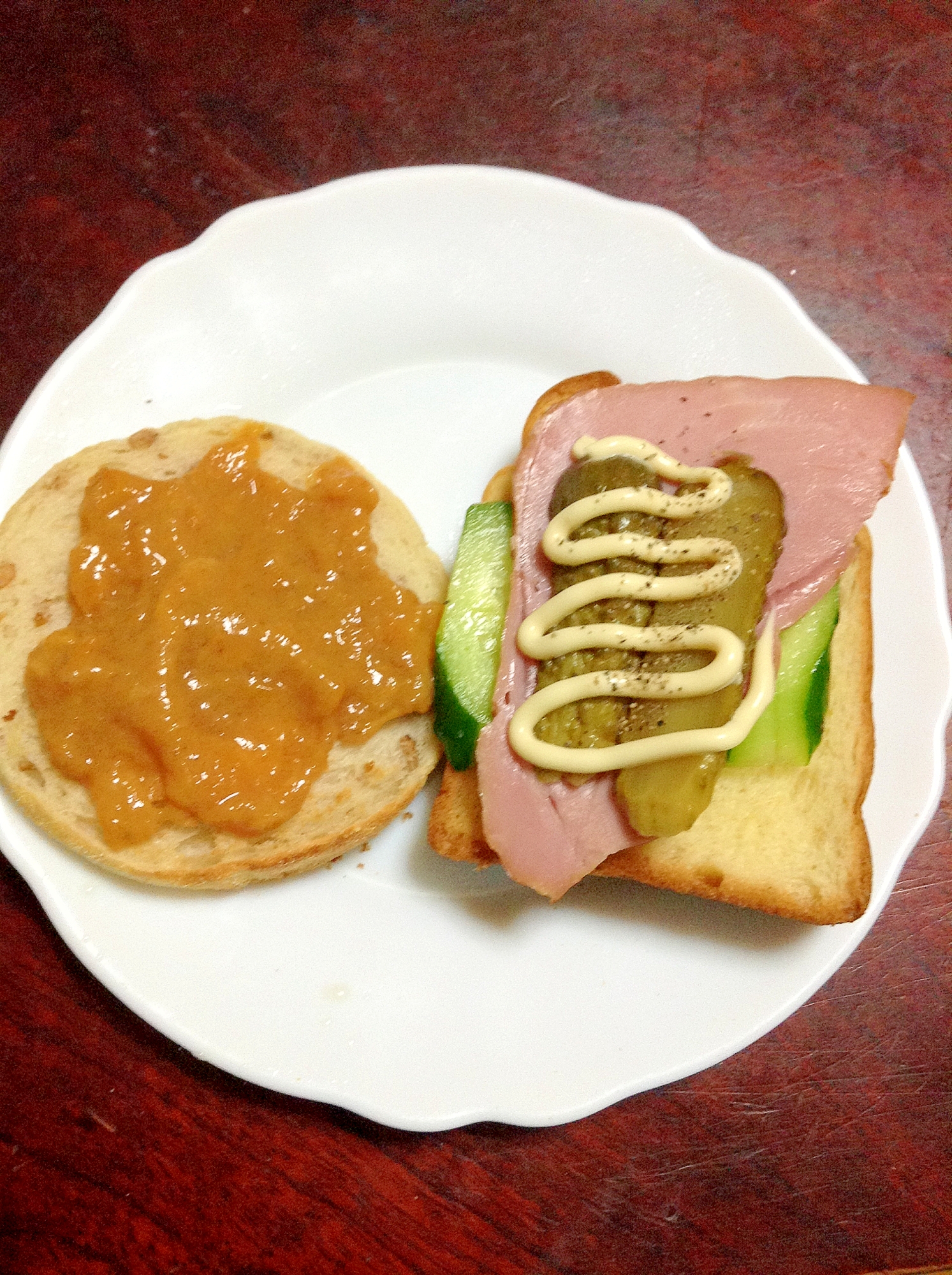 柿ジャムマフィンとWキュウリのハムパン☆今日の朝食