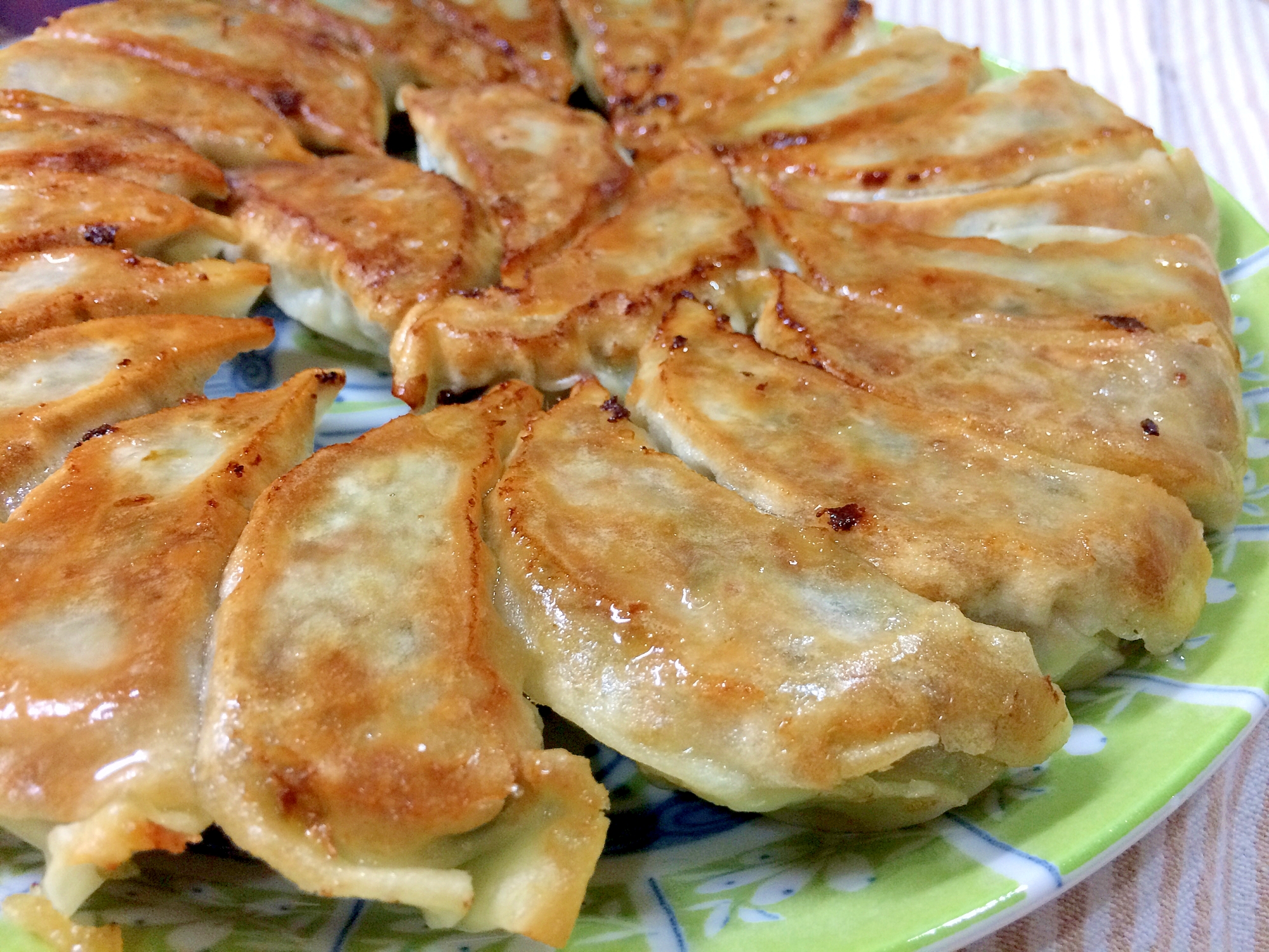 キャベツとニラの餃子 レシピ 作り方 By Fujimon58 楽天レシピ キャベツとニラの餃子 レシピ 作り方 By Fujimon58 楽天レシピ