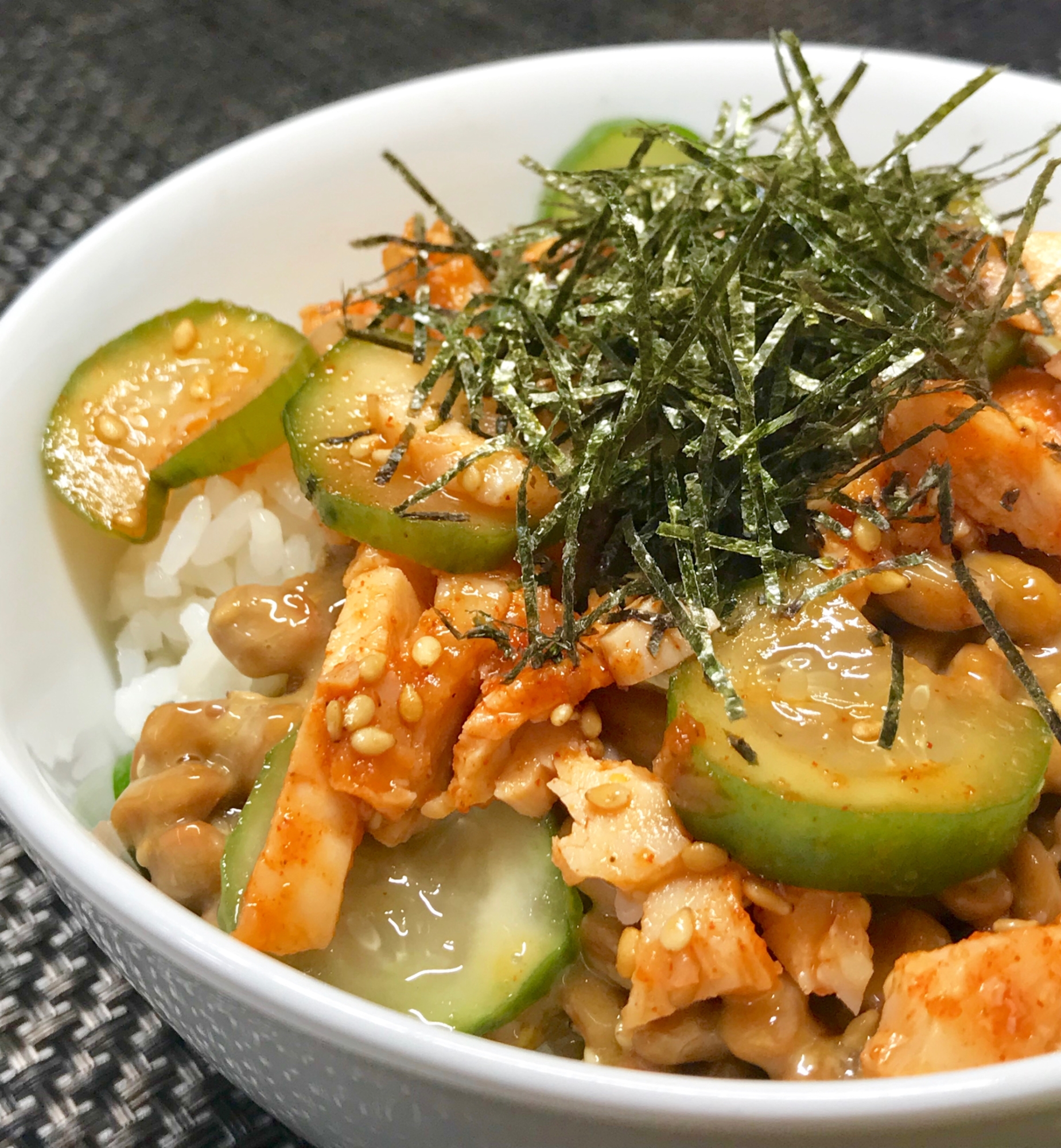 きゅうりとサラダチキンのピリ辛納豆丼